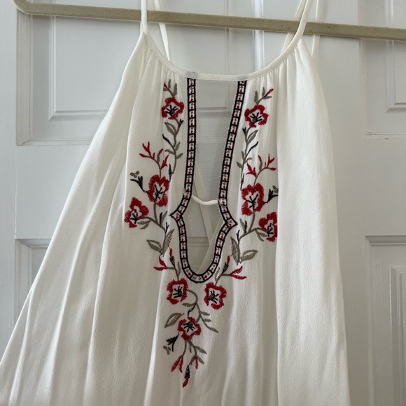 Gorgeous LUSH dress size Medium white with embroidery NWOT - Picture 3 of 7